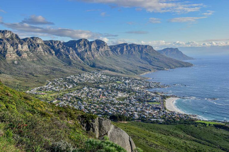 La icónica Table Mountain y la impresionante ciudad de Ciudad del Cabo, Sudáfrica